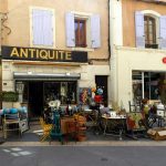 Comment faire la distinction entre un antiquaire et un brocanteur?