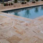 Dallage en pierres naturelles pour sa piscine : que choisir